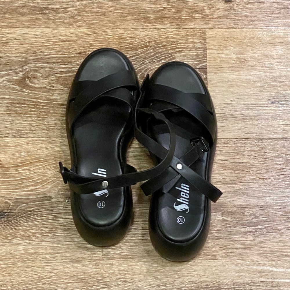 Summer Staple Black Chucky Comfy Platform Sandals, great condition.